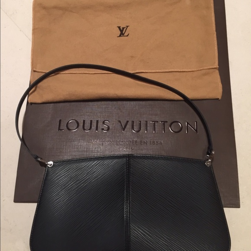 💯✔️Louis Vuitton Black Epi leather Demi Lune